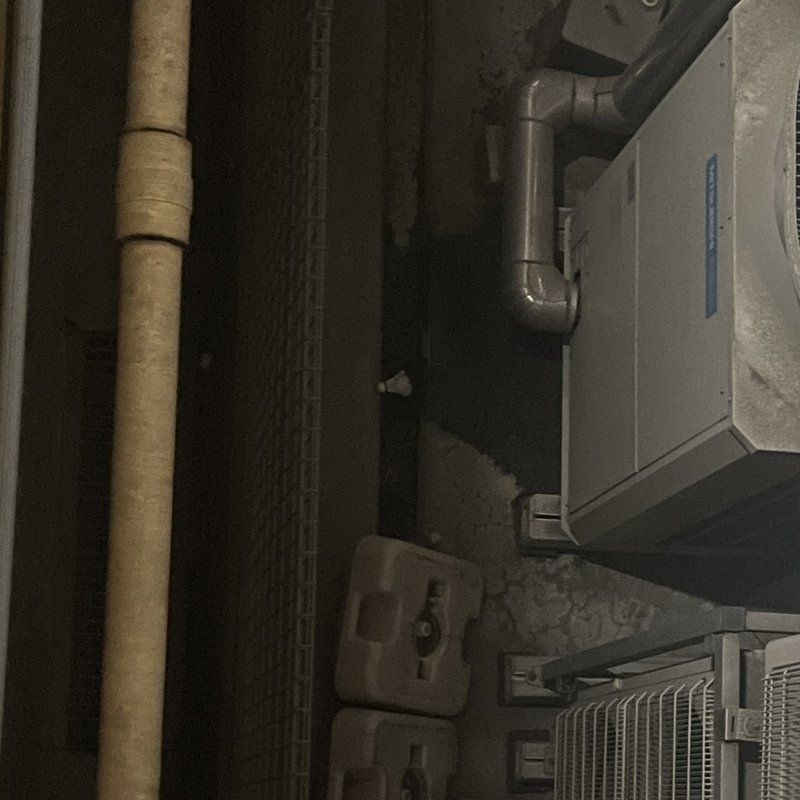 UGUIS渋谷さんが投稿した画像: 仕事場の廊下で壁打ちをしていたたらシャトルが隣の敷地まで飛んで行ってしまった
これは地政学的にちょ